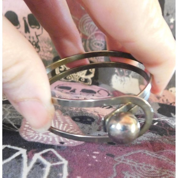 Silver Flexible Ball Clasp Bracelet - Picture 8 of 11